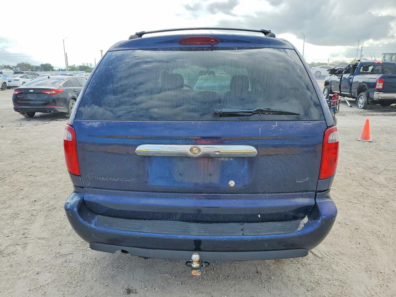 2006 CHRYSLER TOWN & COUNTRY LX photo 11