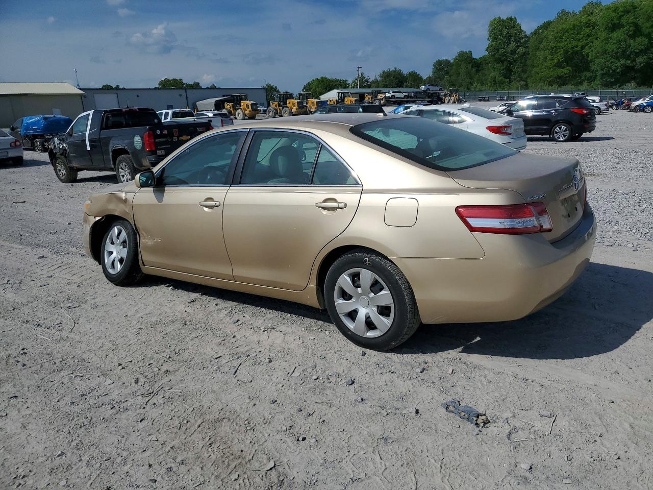 2010 TOYOTA CAMRY LE photo 3