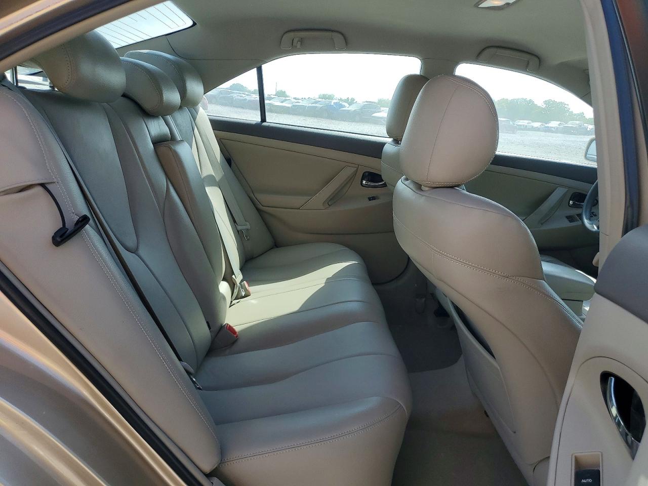 2010 TOYOTA CAMRY LE photo 19