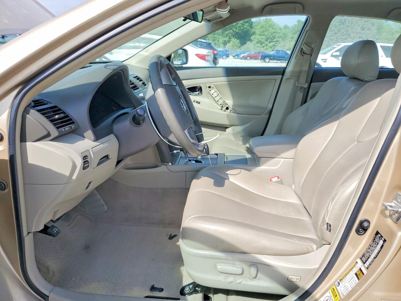 2010 TOYOTA CAMRY LE photo 13
