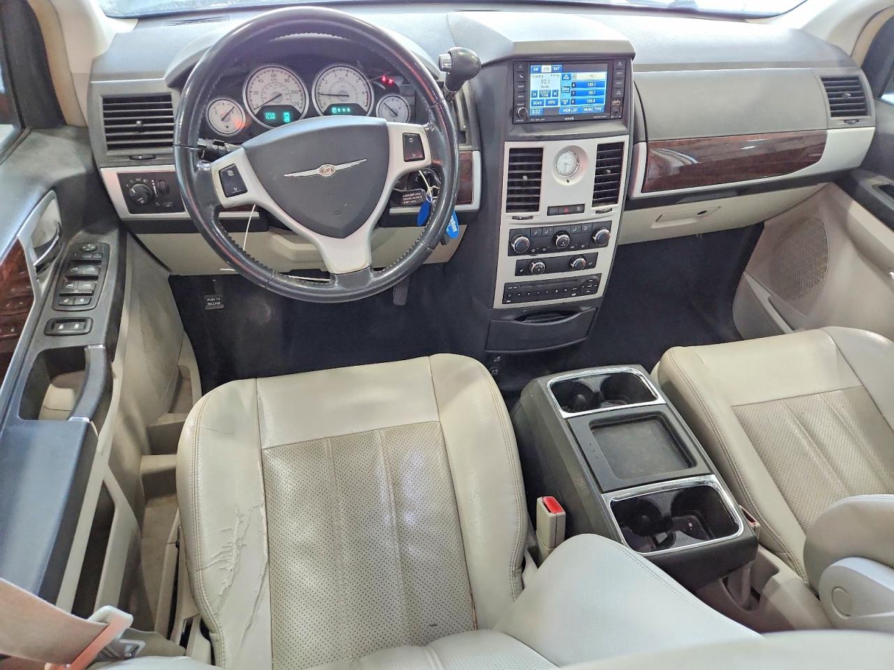 2010 CHRYSLER TOWN & COUNTRY TOURING PLUS photo 8