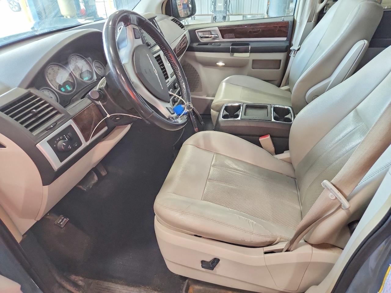 2010 CHRYSLER TOWN & COUNTRY TOURING PLUS photo 7