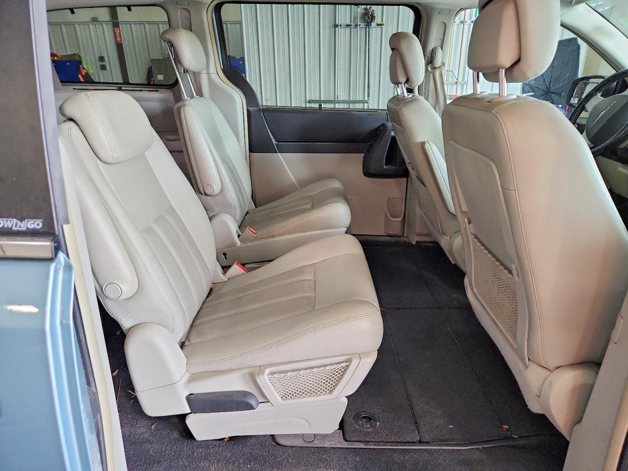 2010 CHRYSLER TOWN & COUNTRY TOURING PLUS photo 11