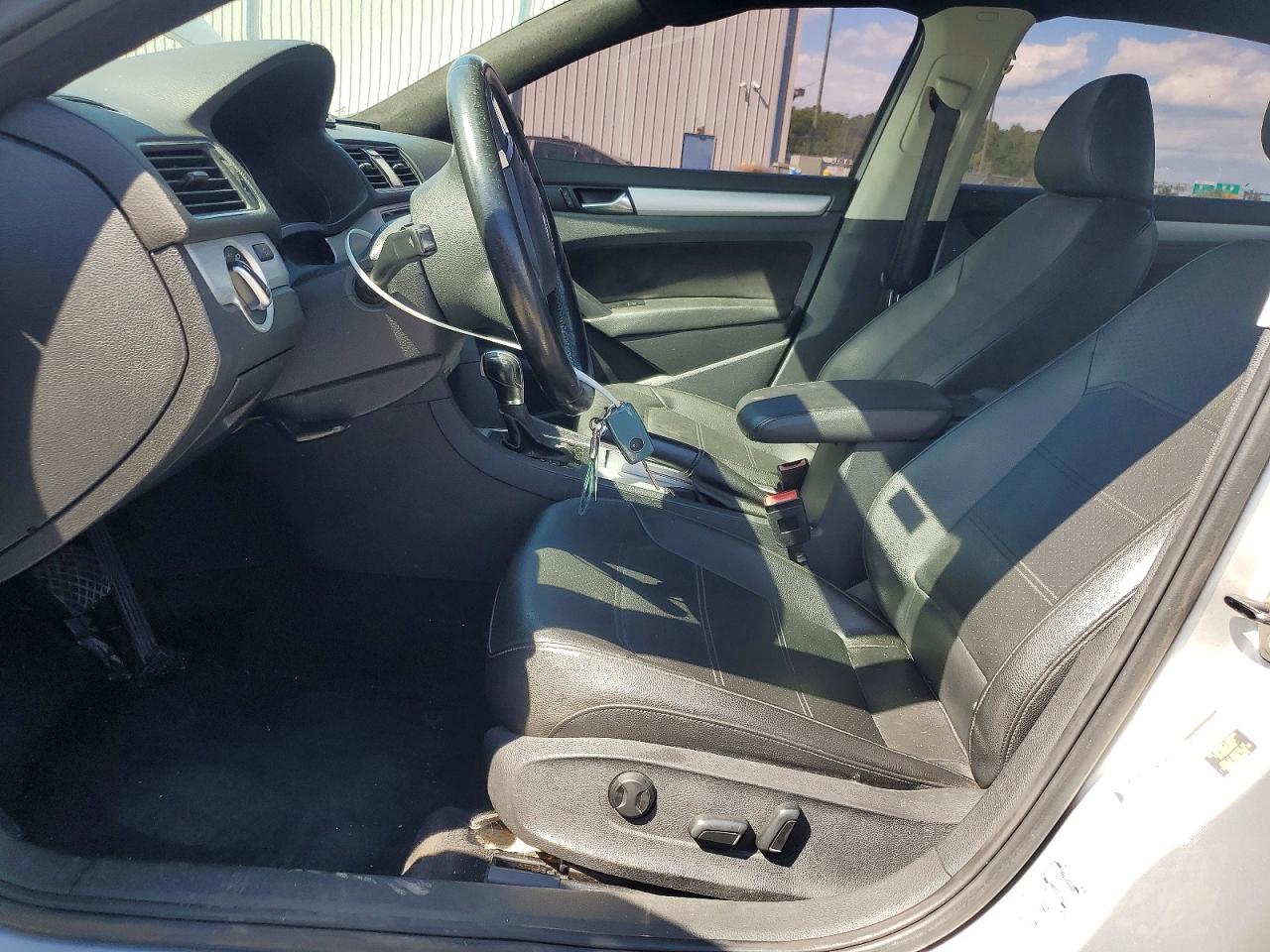 2012 VOLKSWAGEN PASSAT SE photo 13
