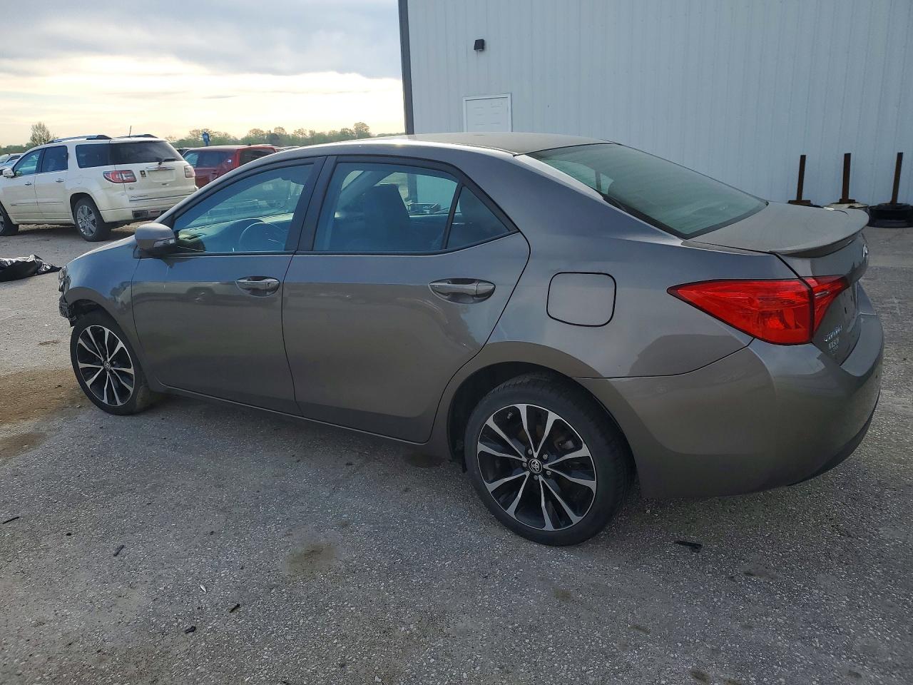 2018 TOYOTA COROLLA SE photo 3