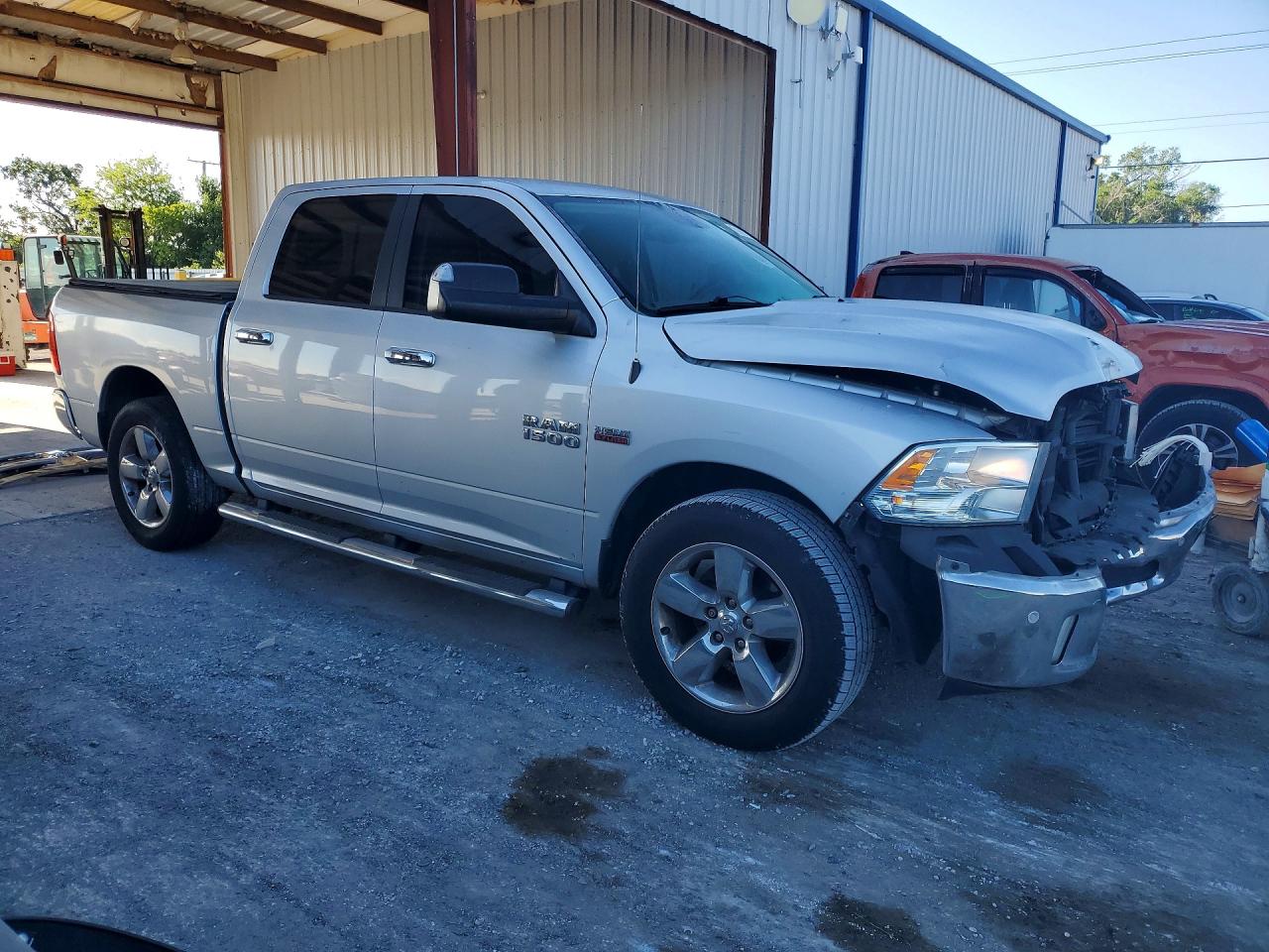 2016 RAM 1500 SLT photo 4
