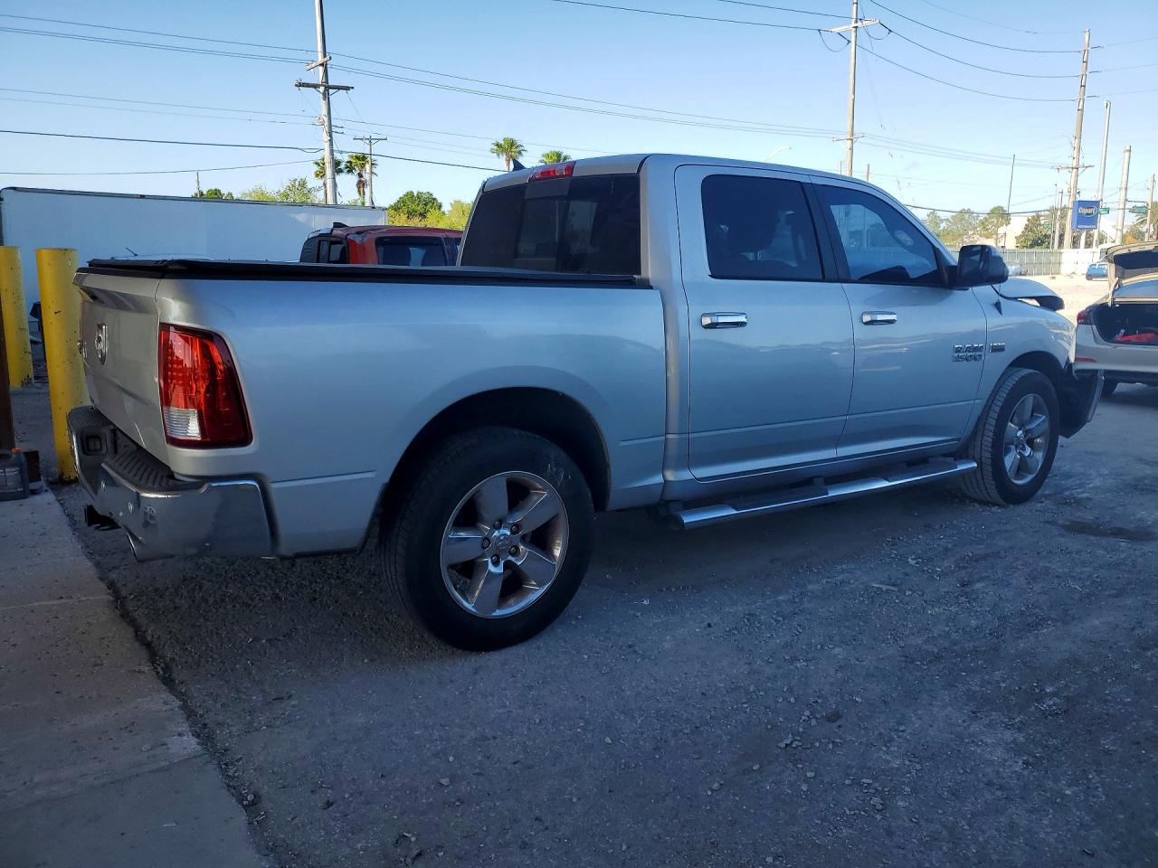 2016 RAM 1500 SLT photo 3