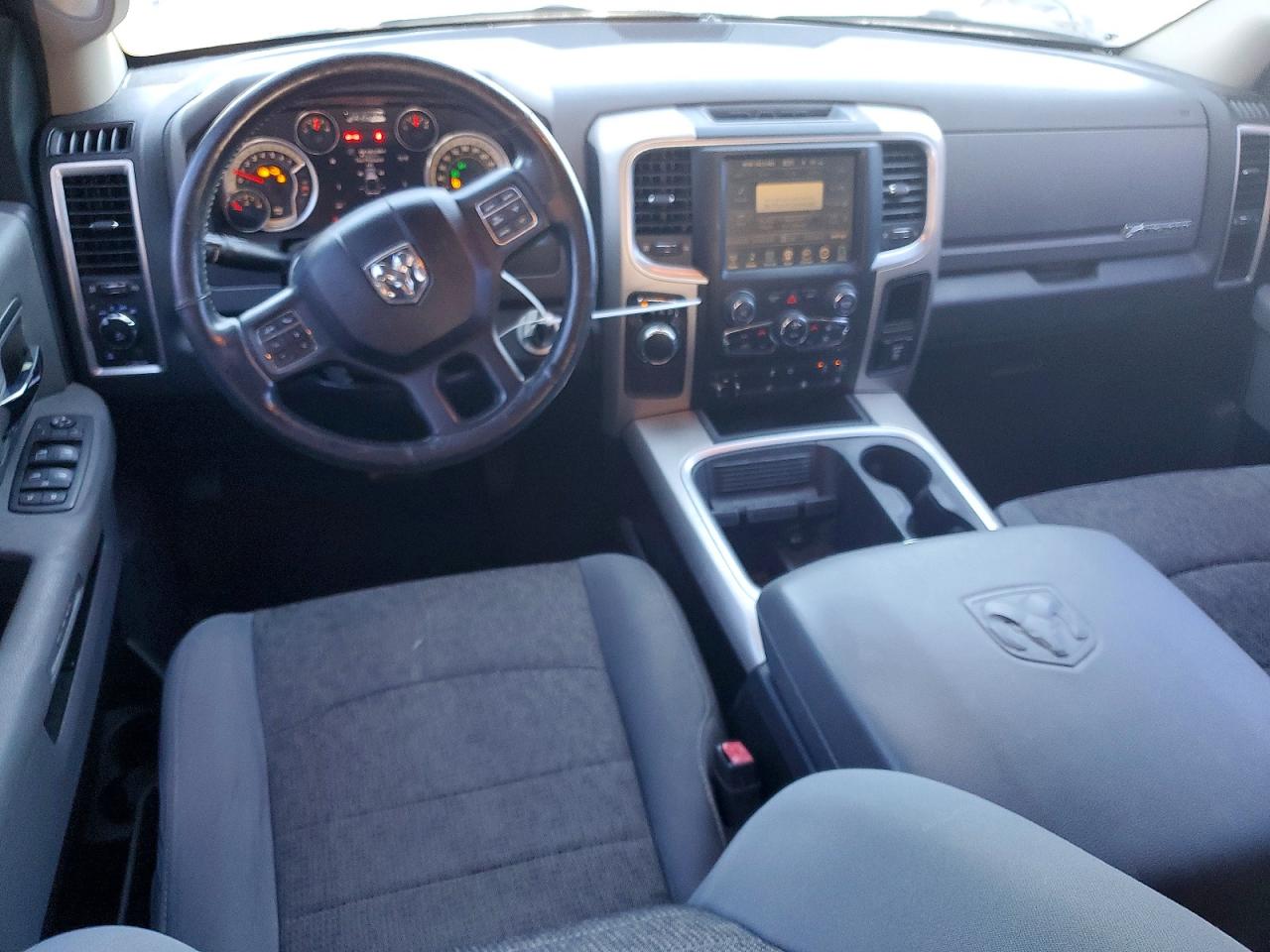 2016 RAM 1500 SLT photo 8