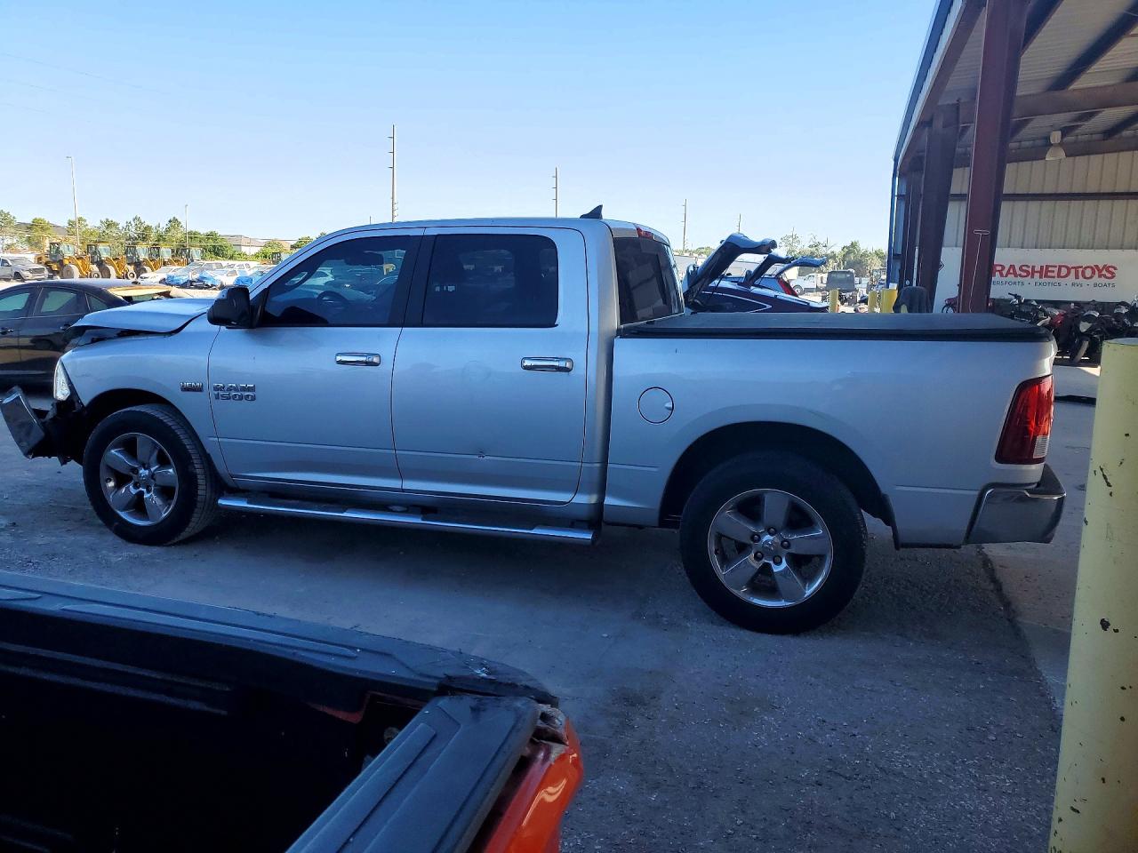 2016 RAM 1500 SLT photo 2