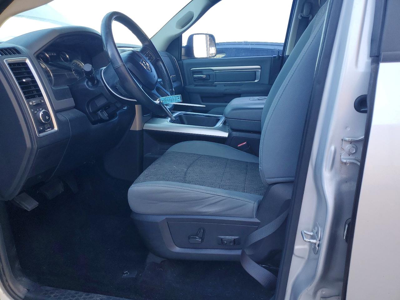 2016 RAM 1500 SLT photo 7