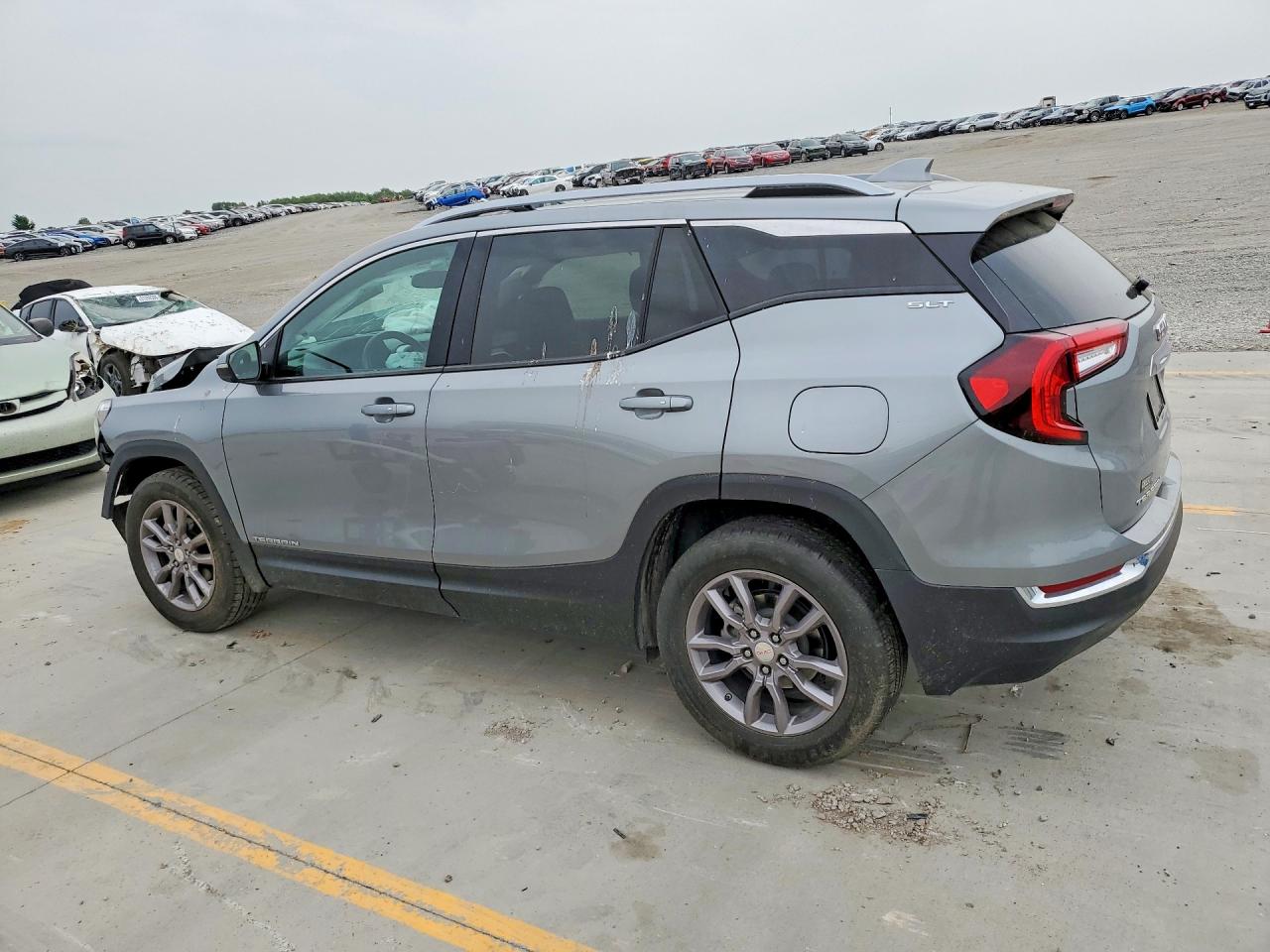 2024 GMC TERRAIN SLT photo 3