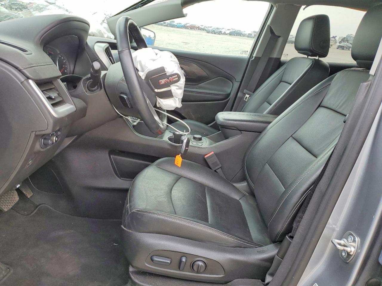 2024 GMC TERRAIN SLT photo 13