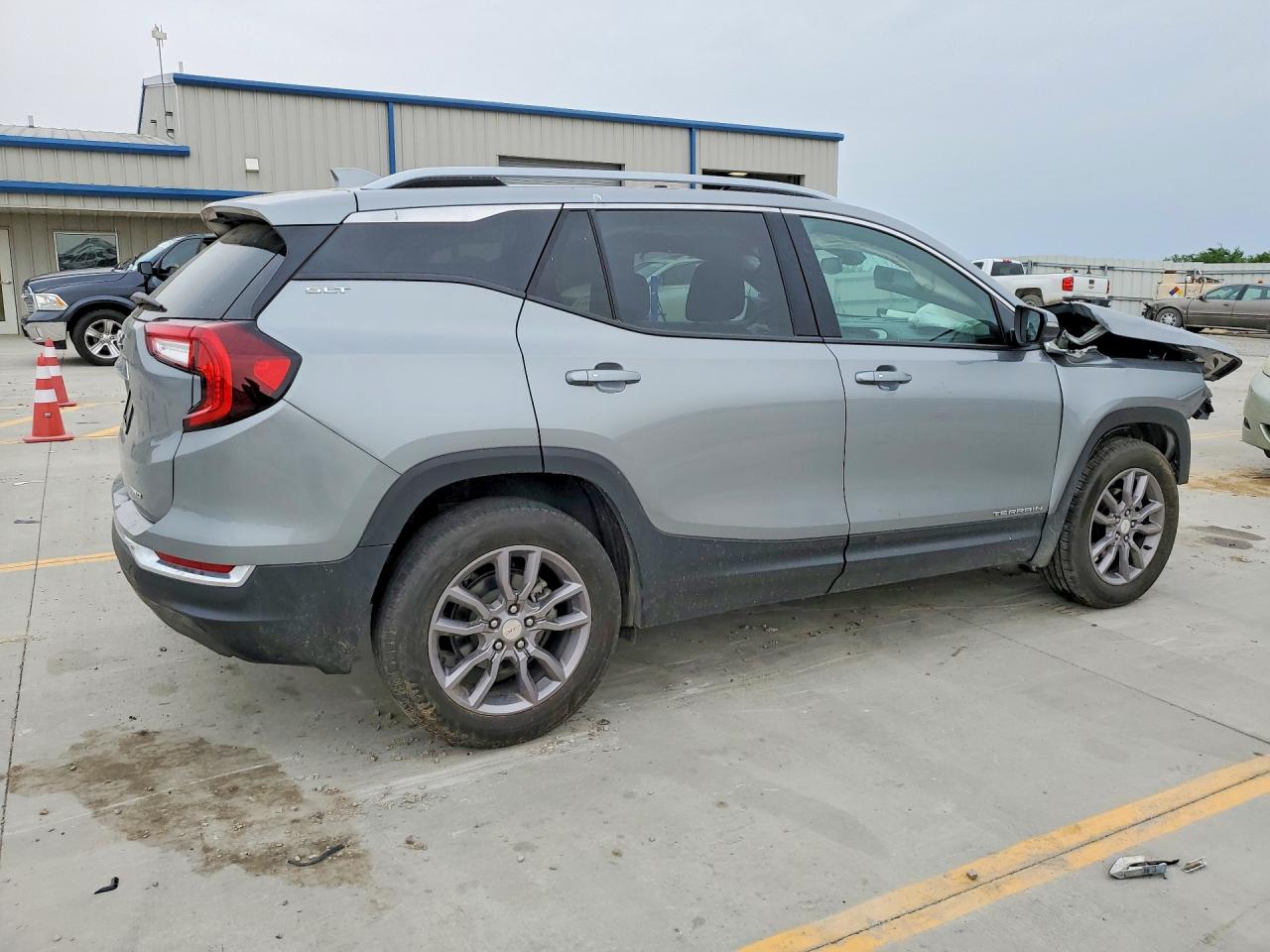 2024 GMC TERRAIN SLT photo 5