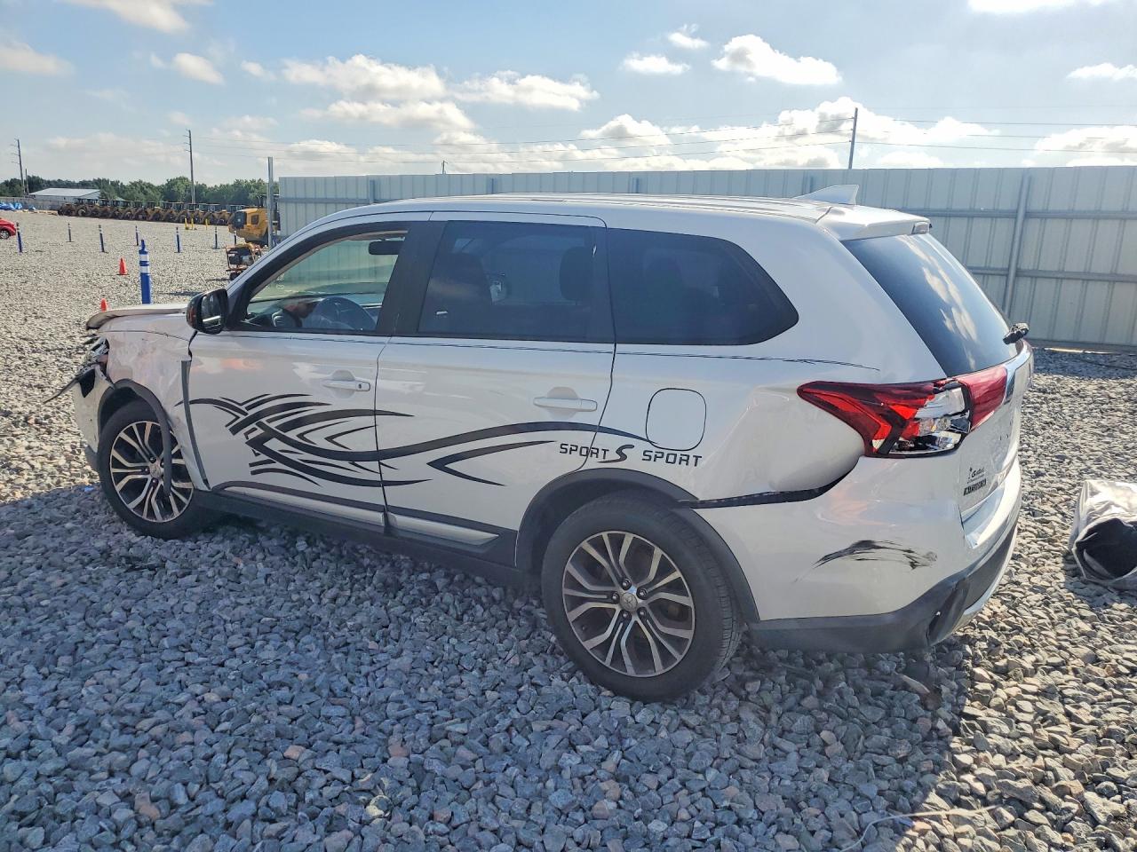 2017 MITSUBISHI OUTLANDER ES photo 4