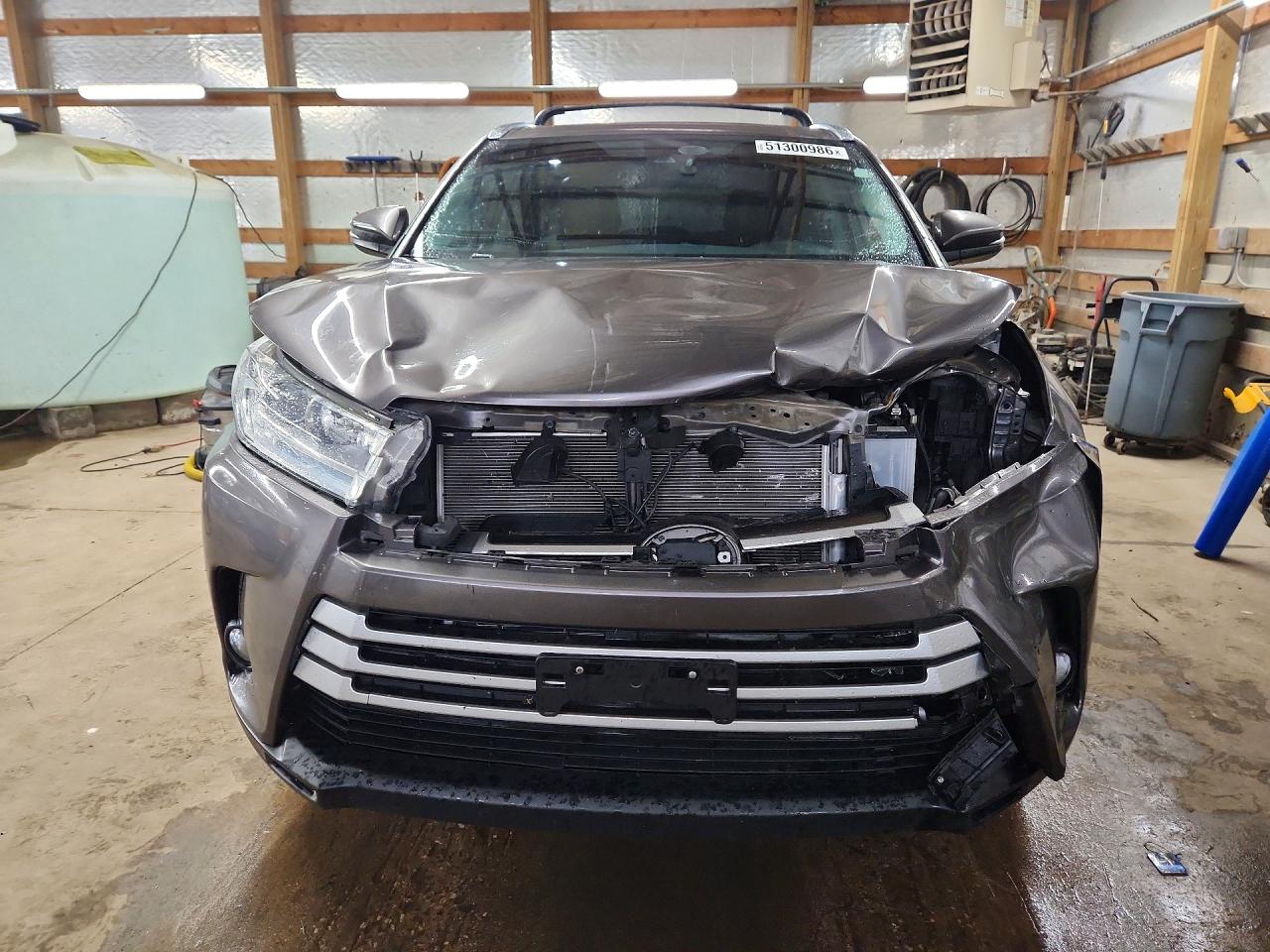 2019 TOYOTA HIGHLANDER XLE photo 13