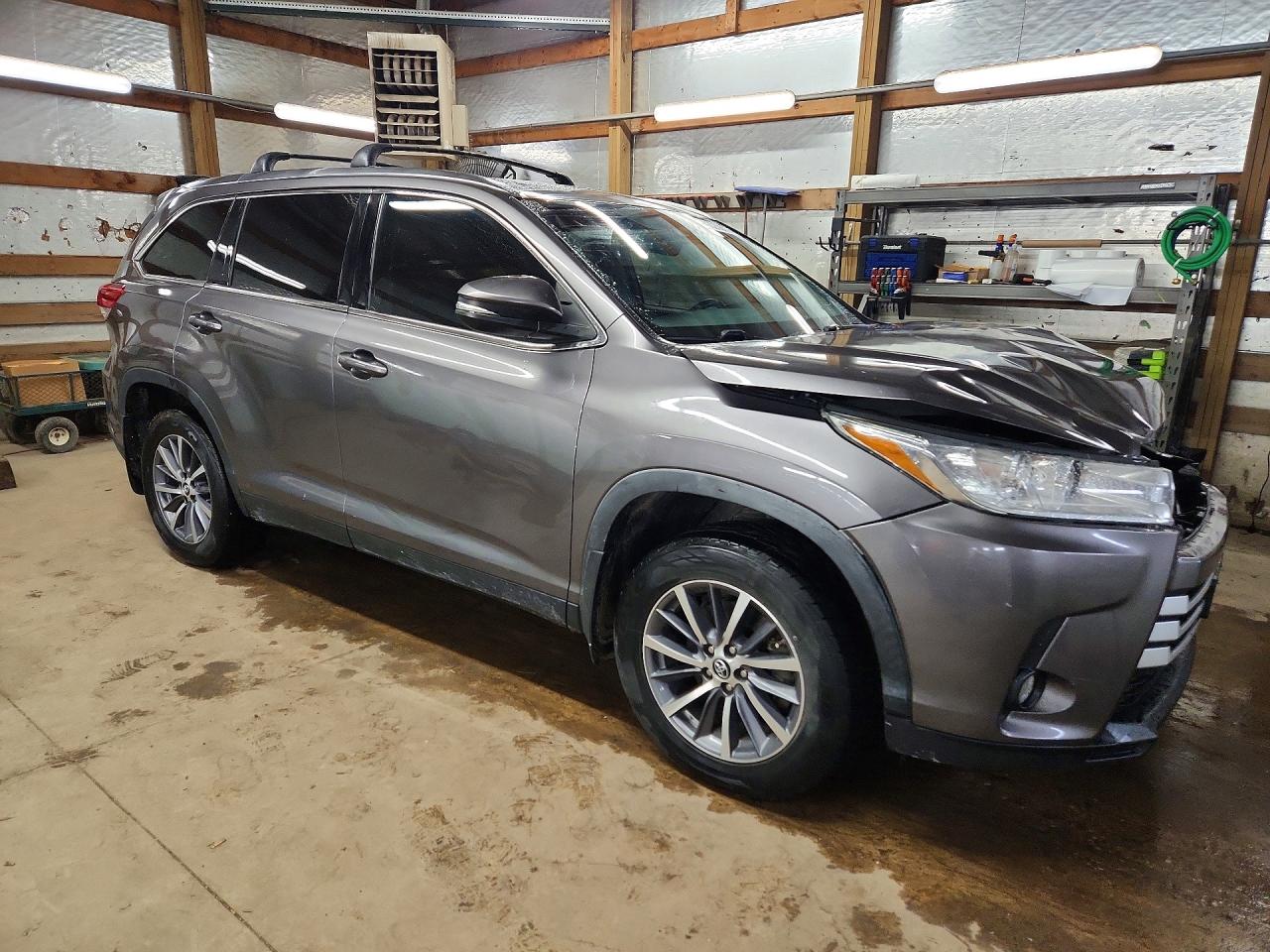 2019 TOYOTA HIGHLANDER XLE photo 10