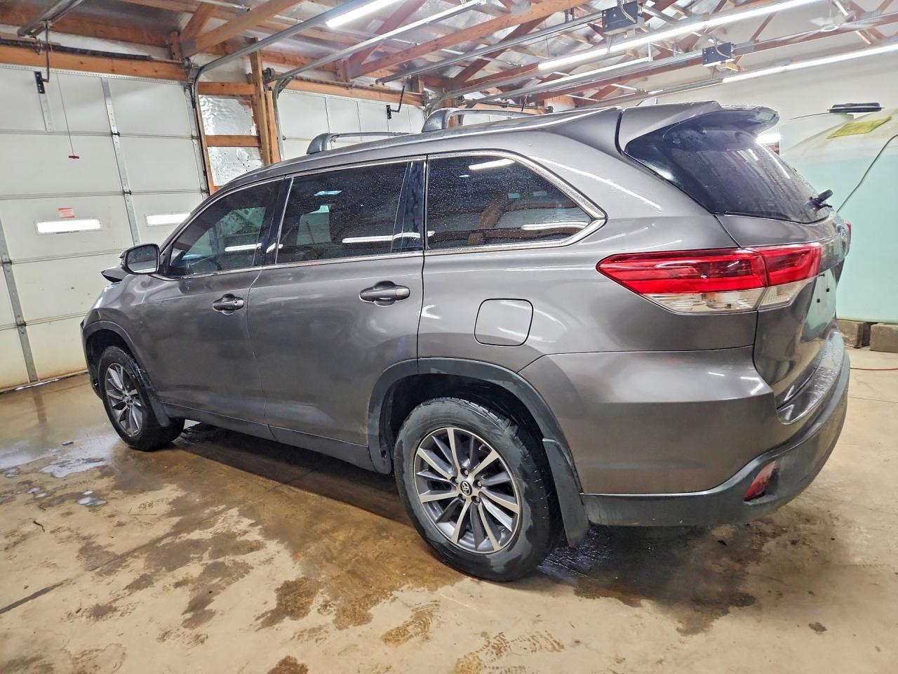 2019 TOYOTA HIGHLANDER XLE photo 4