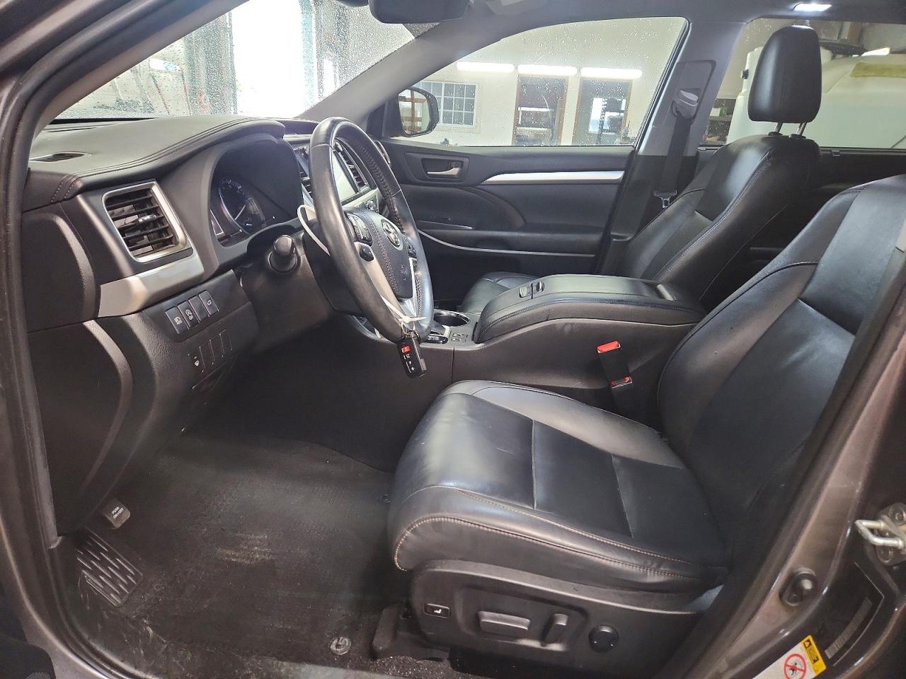 2019 TOYOTA HIGHLANDER XLE photo 19