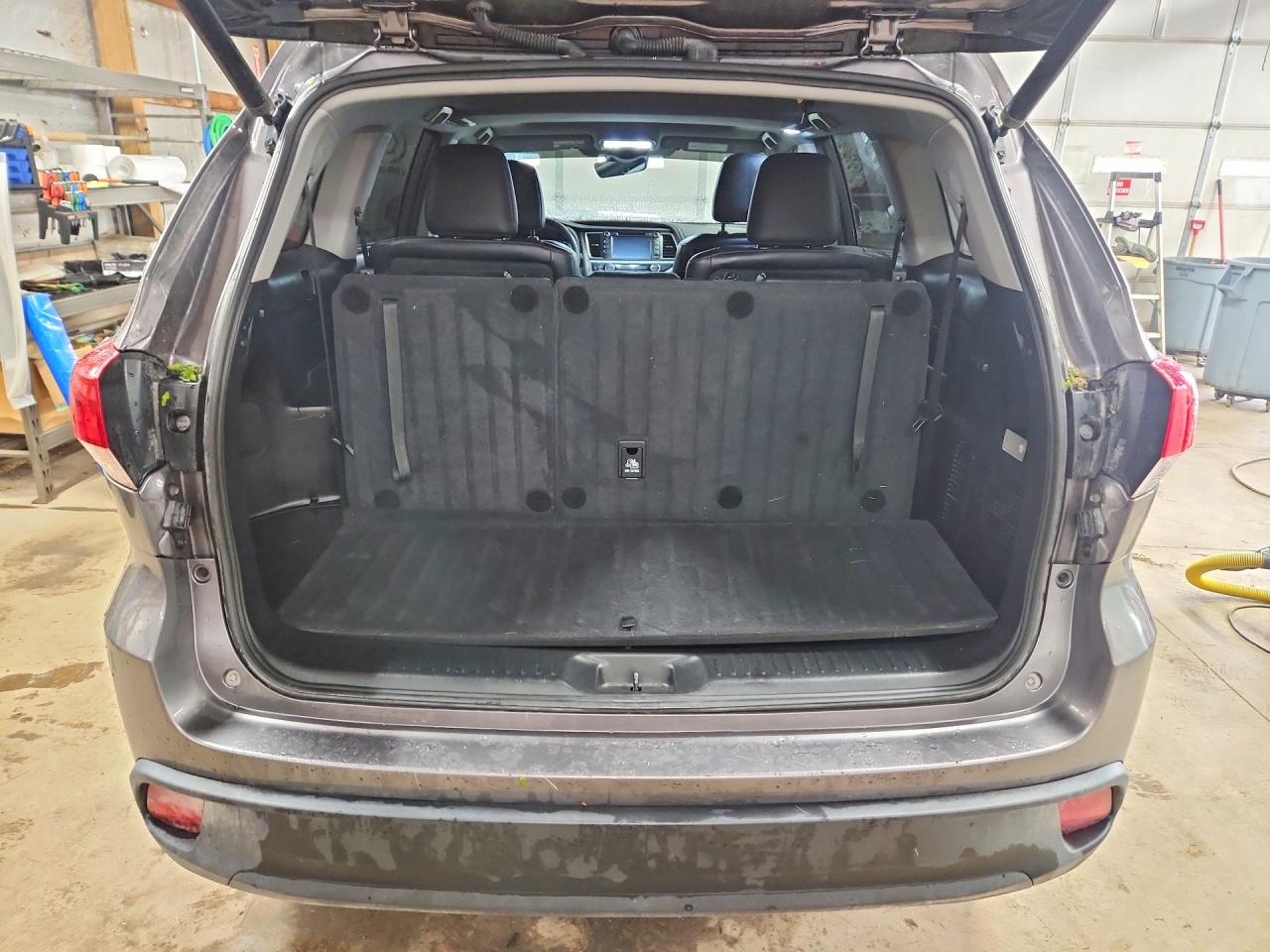 2019 TOYOTA HIGHLANDER XLE photo 16