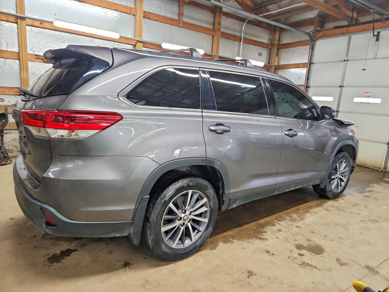 2019 TOYOTA HIGHLANDER XLE photo 7