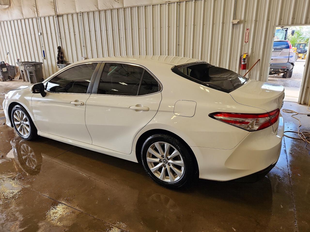 2018 TOYOTA CAMRY LE photo 3