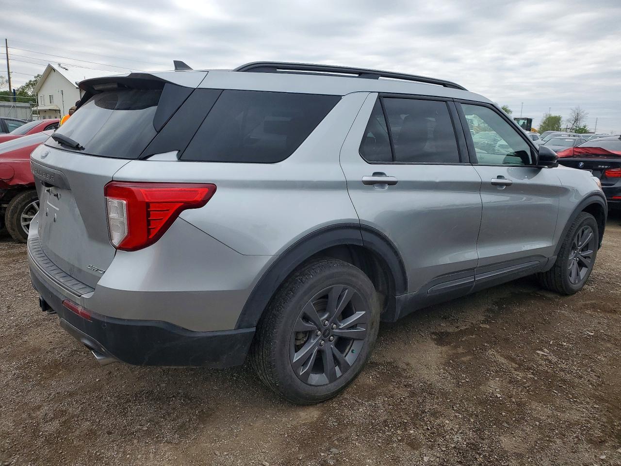 2023 FORD EXPLORER XLT photo 3