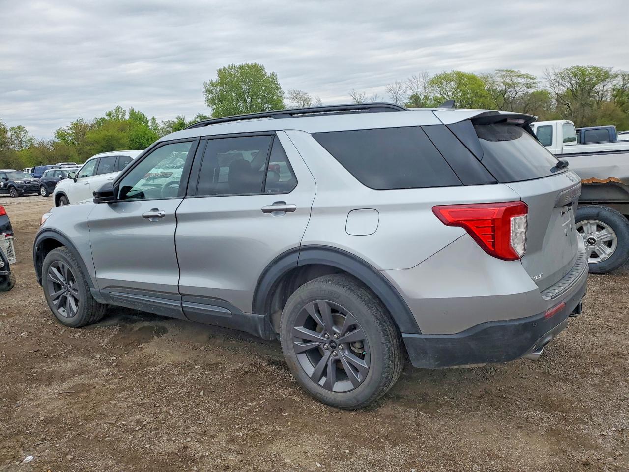 2023 FORD EXPLORER XLT photo 2
