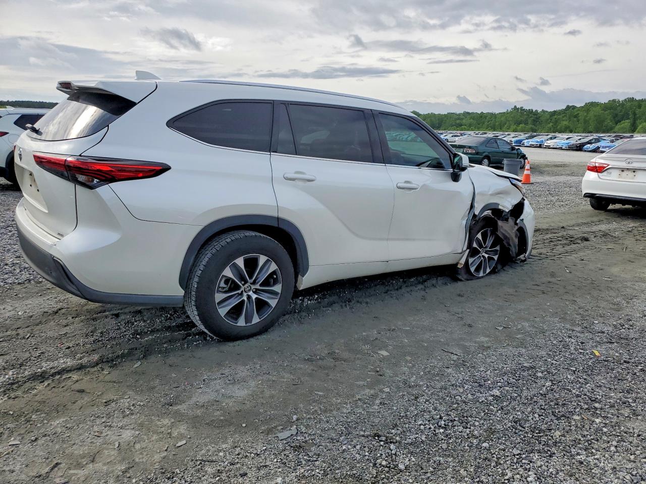 2020 TOYOTA HIGHLANDER XLE photo 5