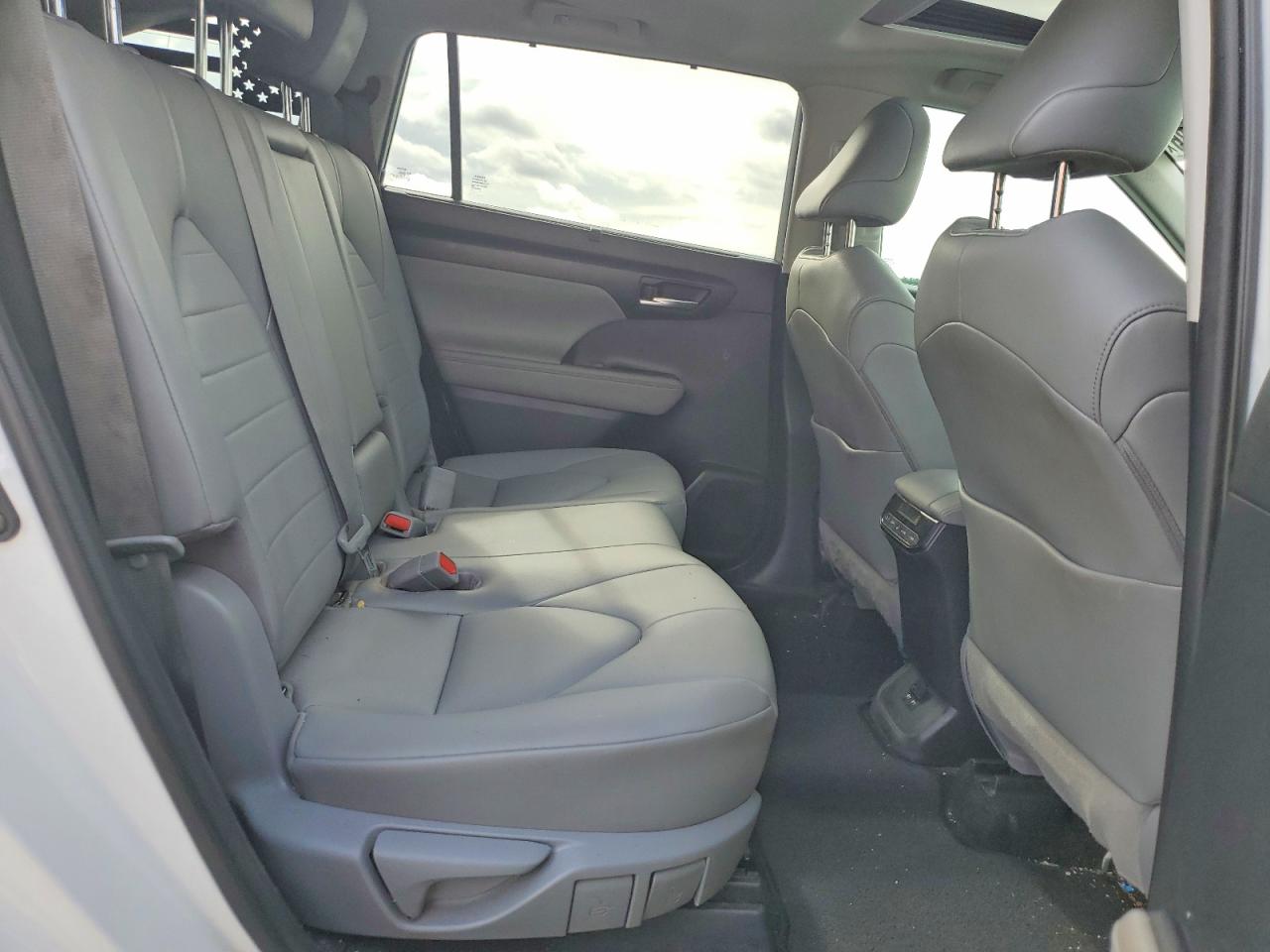 2020 TOYOTA HIGHLANDER XLE photo 21