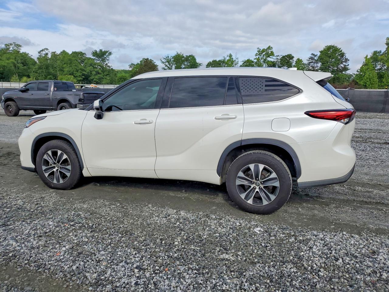 2020 TOYOTA HIGHLANDER XLE photo 3