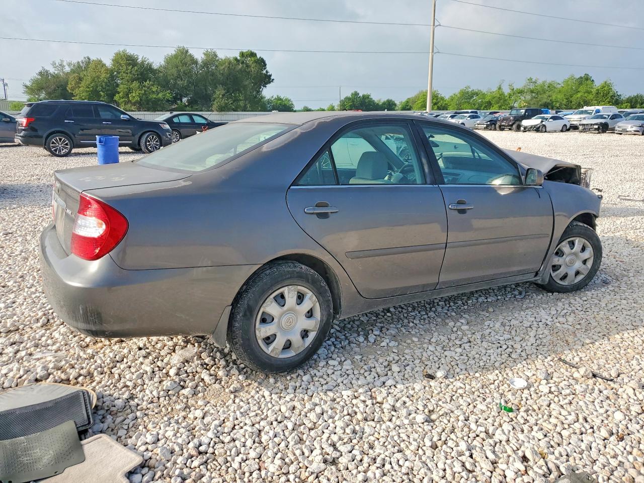 2004 TOYOTA CAMRY LE photo 5