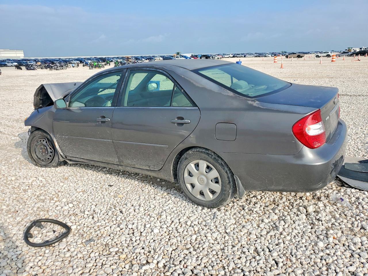 2004 TOYOTA CAMRY LE photo 3