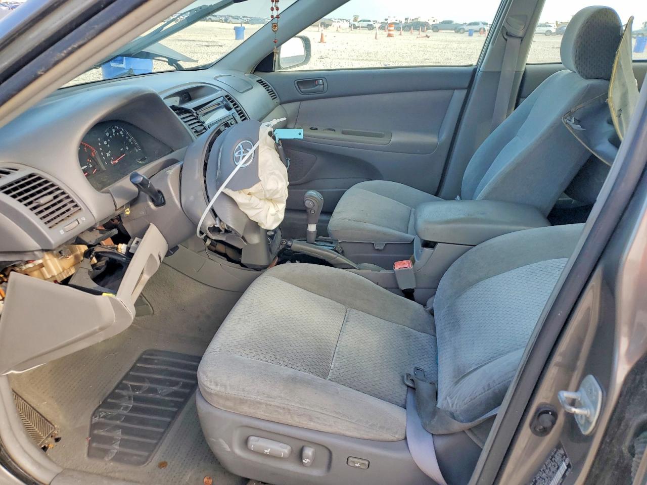 2004 TOYOTA CAMRY LE photo 13