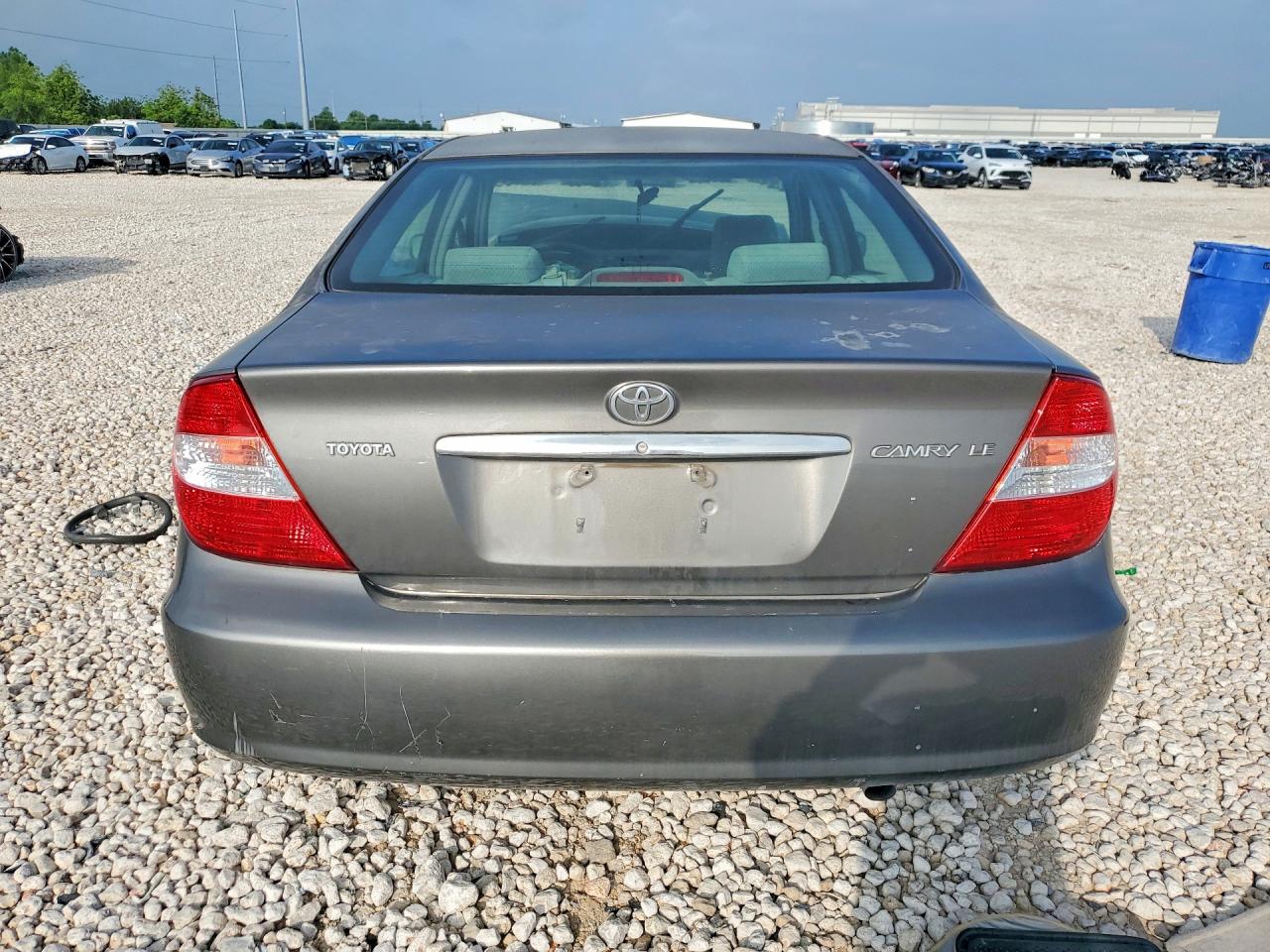 2004 TOYOTA CAMRY LE photo 11