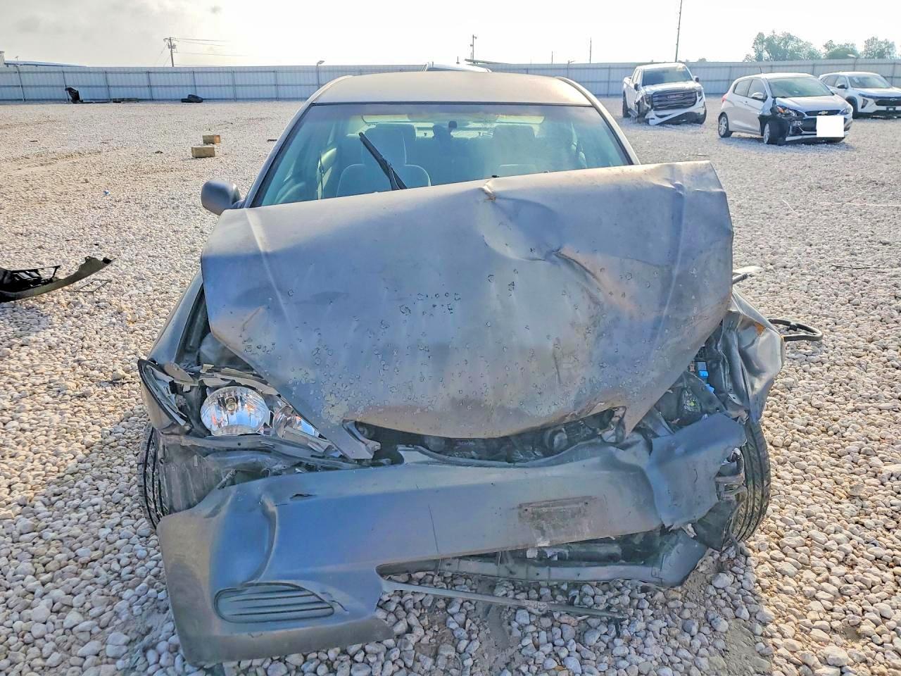 2004 TOYOTA CAMRY LE photo 9