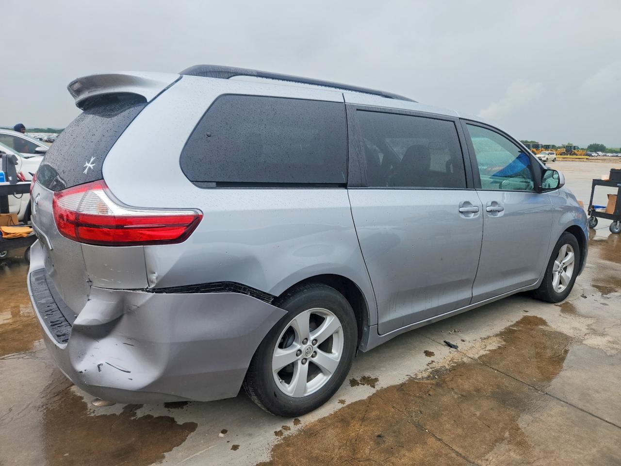 2015 TOYOTA SIENNA LE photo 7