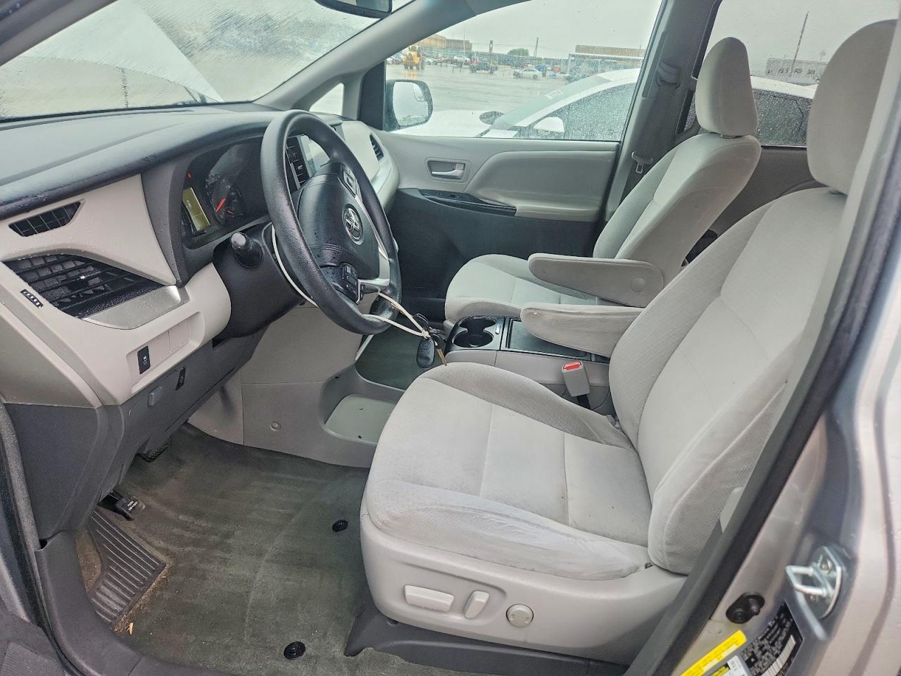 2015 TOYOTA SIENNA LE photo 19