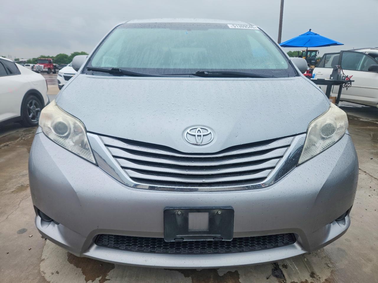2015 TOYOTA SIENNA LE photo 13