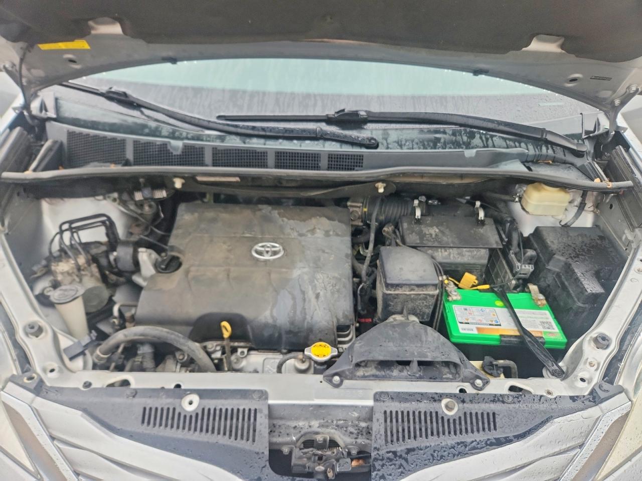 2015 TOYOTA SIENNA LE photo 34