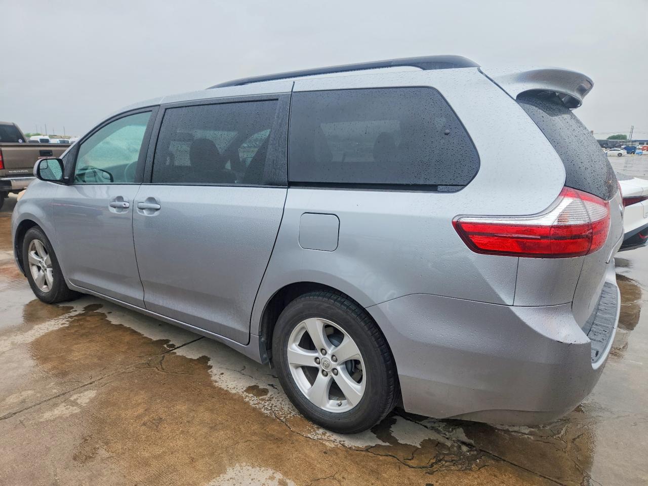 2015 TOYOTA SIENNA LE photo 4