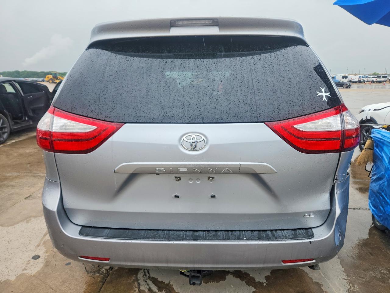 2015 TOYOTA SIENNA LE photo 16