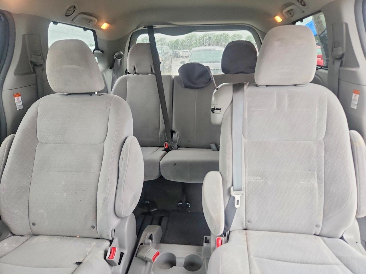 2015 TOYOTA SIENNA LE photo 28