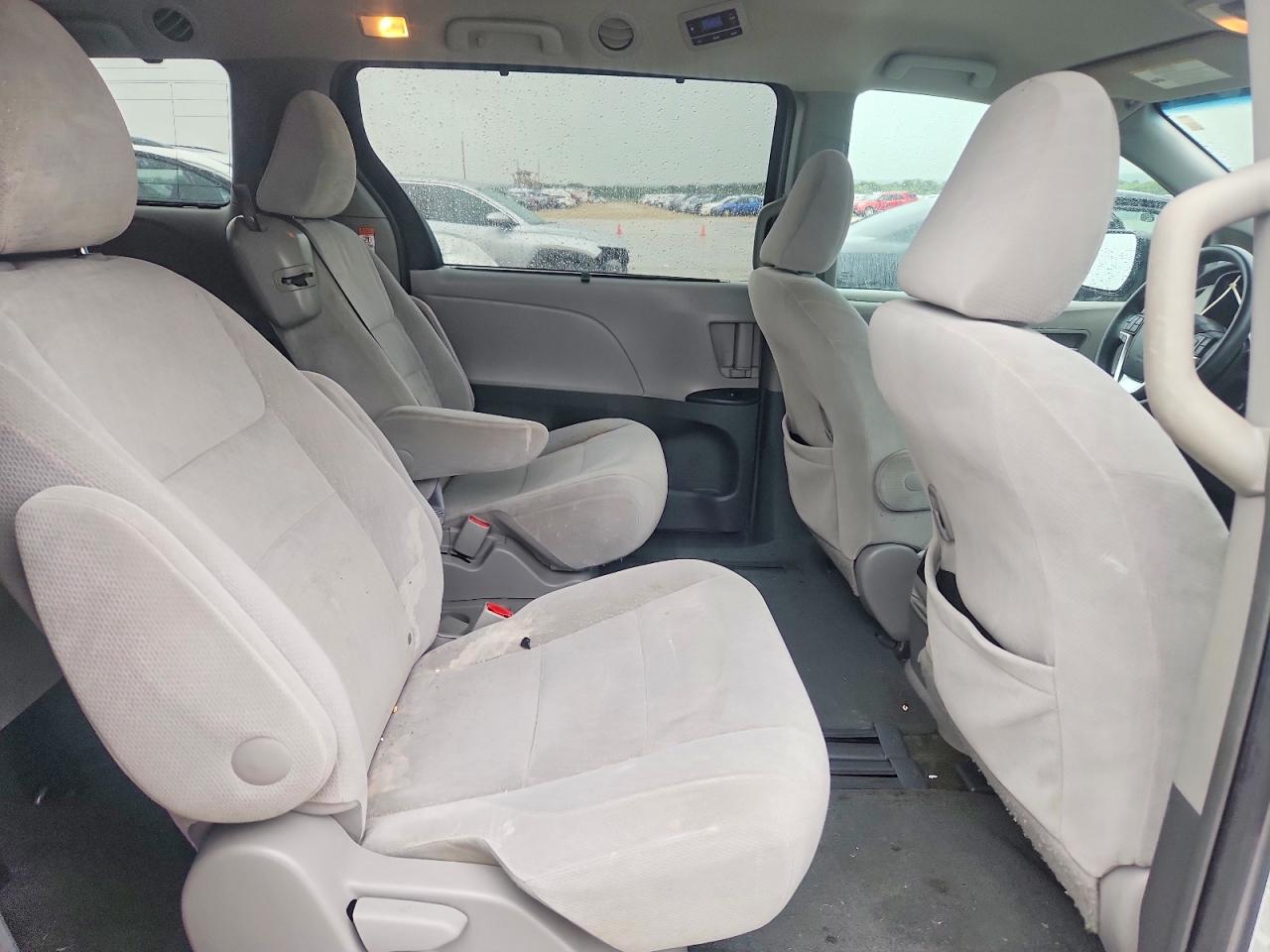 2015 TOYOTA SIENNA LE photo 31
