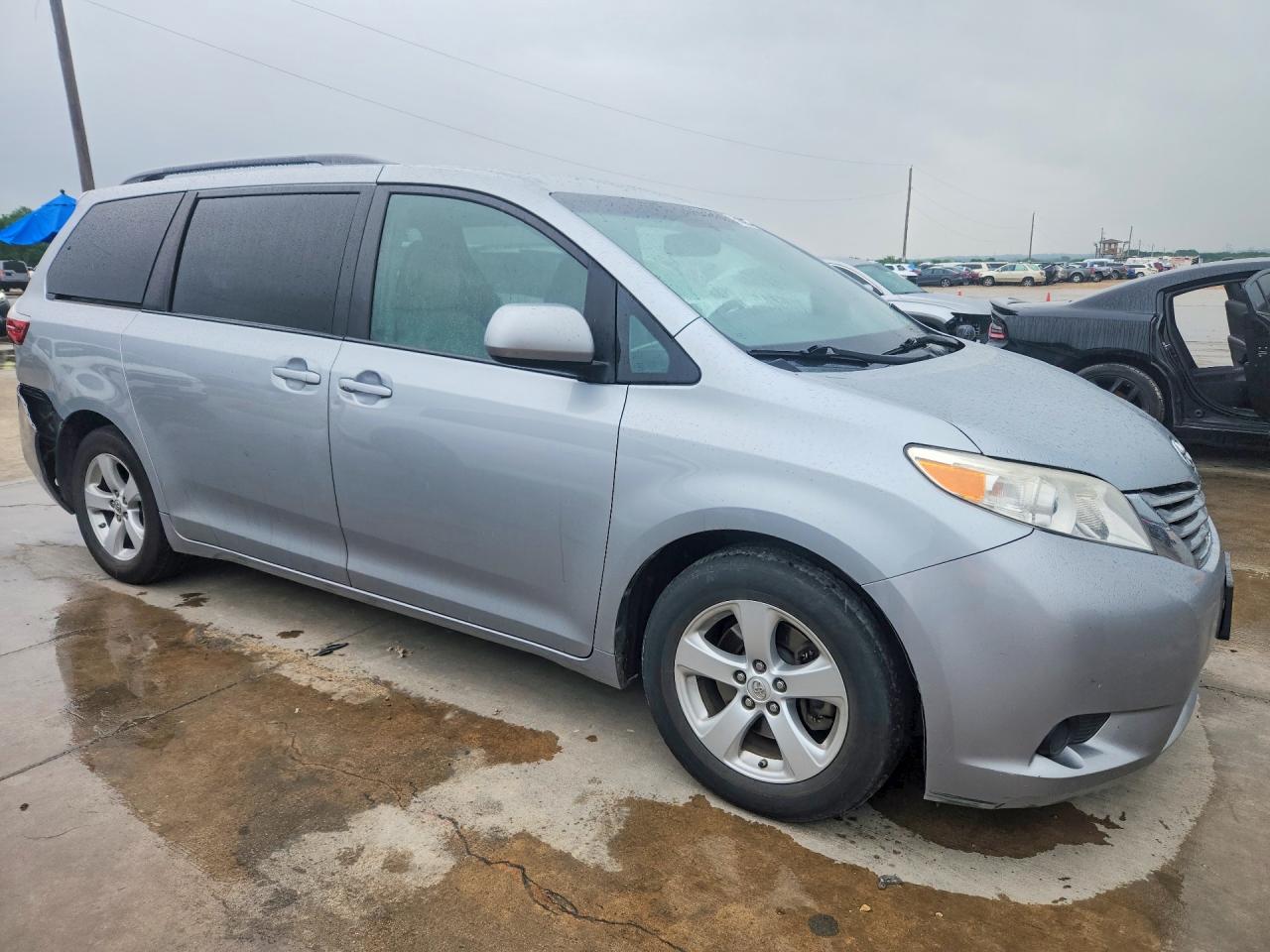 2015 TOYOTA SIENNA LE photo 10