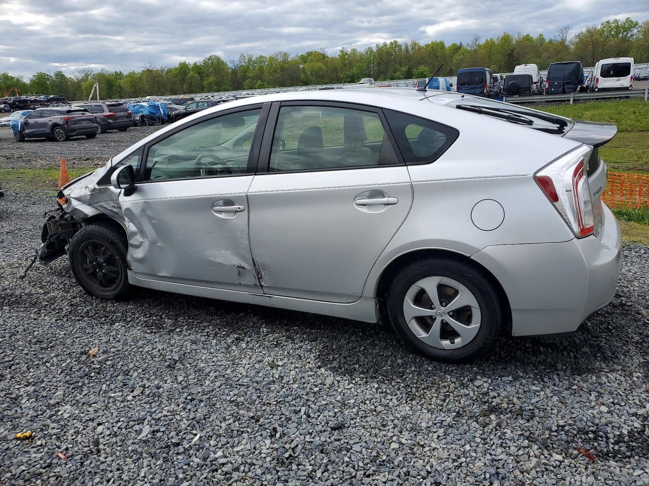 2014 TOYOTA PRIUS TWO photo 4