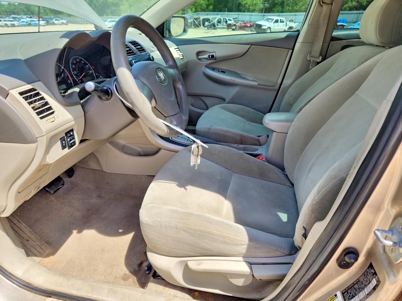 2010 TOYOTA COROLLA LE photo 19
