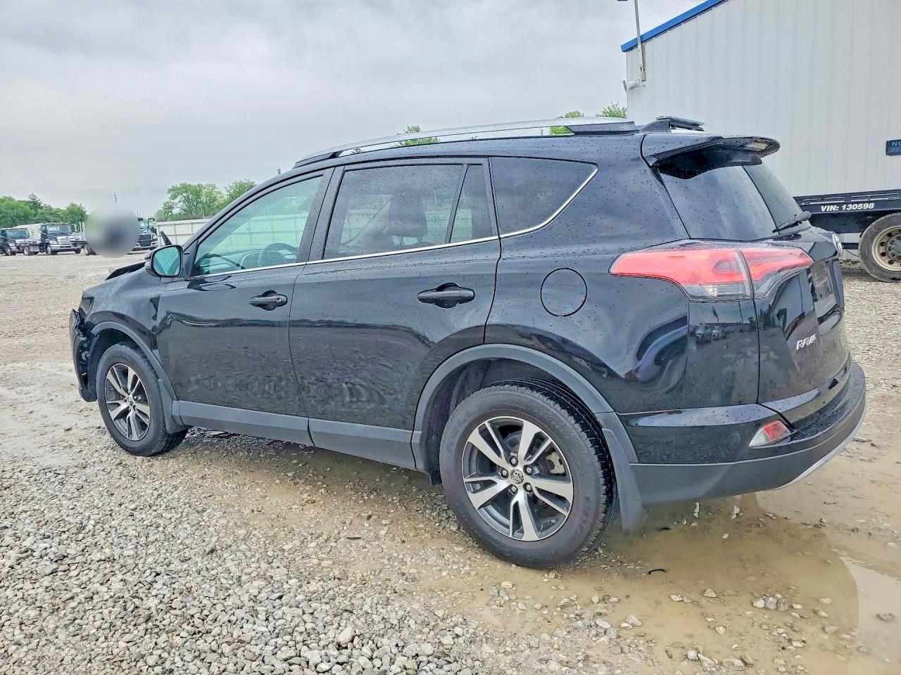 2018 TOYOTA RAV4 XLE photo 4