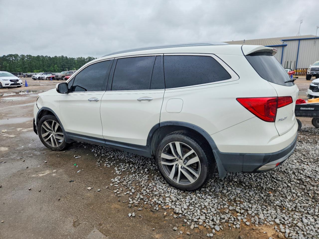 2016 HONDA PILOT TOURING photo 3