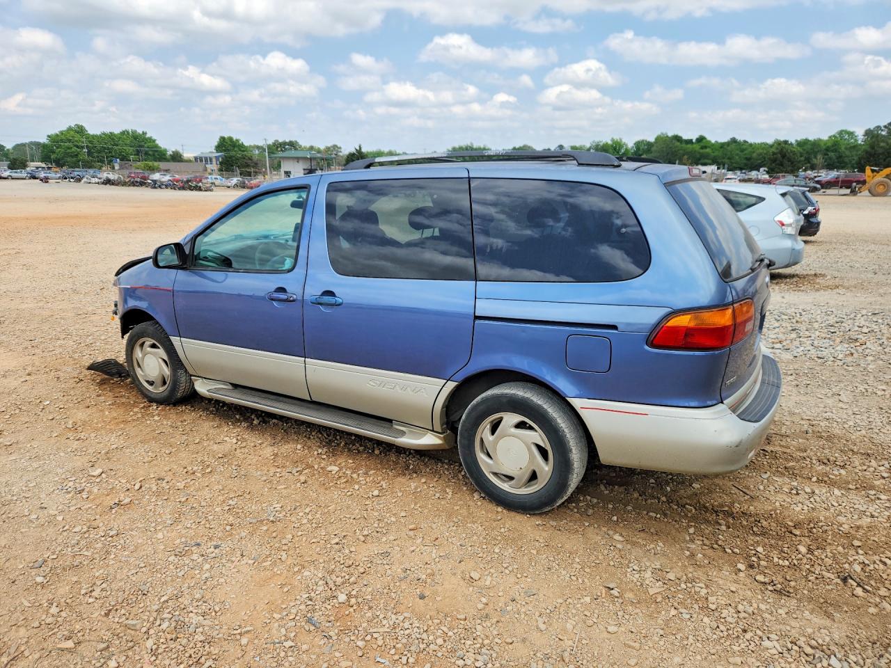 1998 TOYOTA SIENNA XLE photo 3