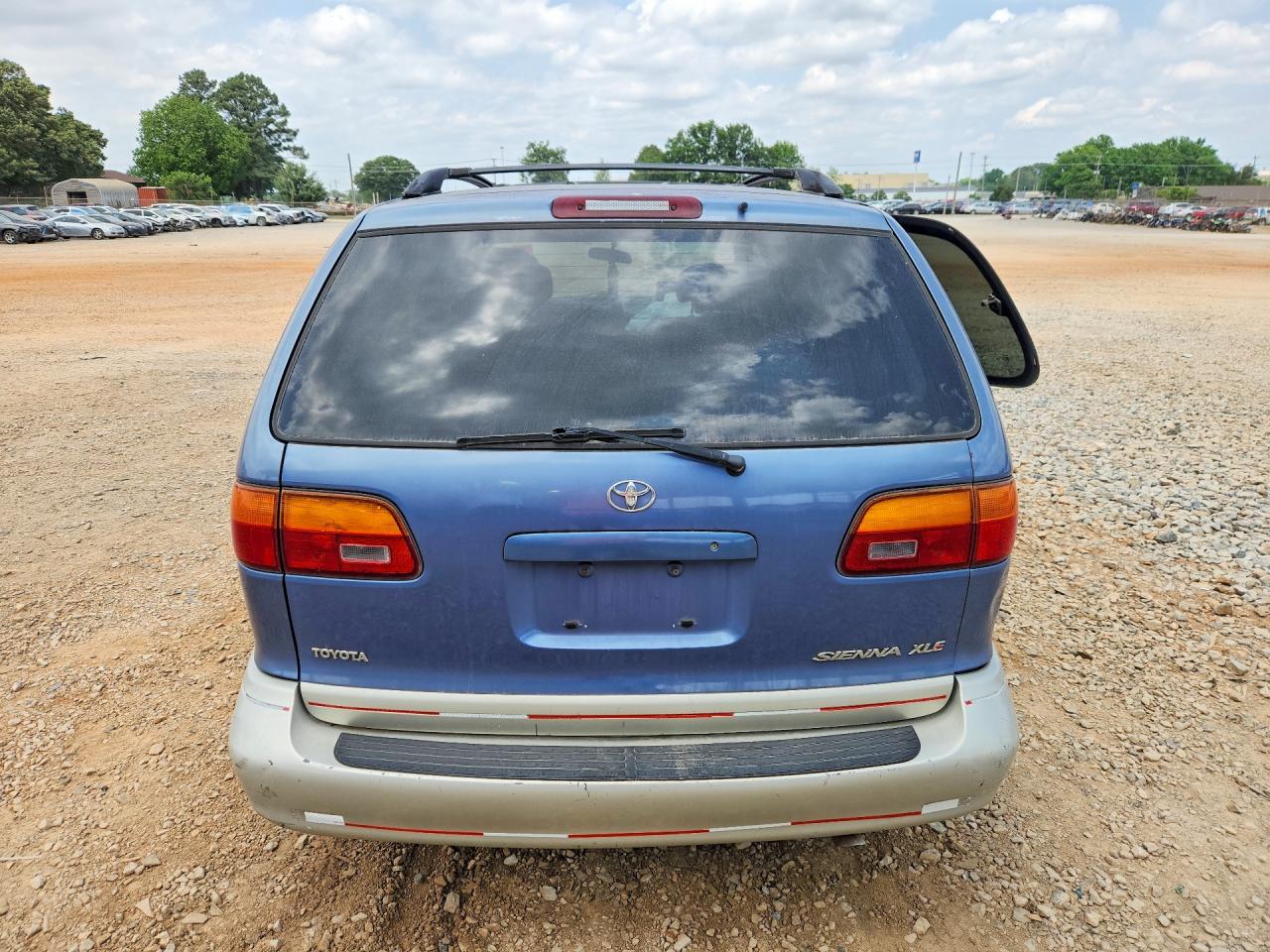 1998 TOYOTA SIENNA XLE photo 11